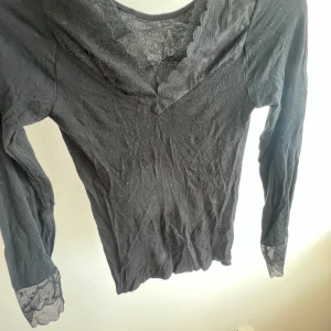 Svart långärmad topp med spetsdetaljer - Snygg svart långärmad topp med v-ringning och spetsdetaljer lik intimissmi tröjan🖤