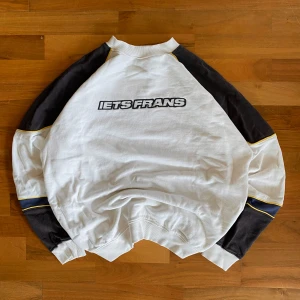 Sweatshirt iets frans  - iets frans crewneck/sweatshirt i storlek S köpt på Urban outfitters. Använd fåtal gånger.