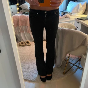 Svarta bootcut jeans - Säljer ett par svarta jeans med bootcut-modell ifrån Mango i storlek 36 