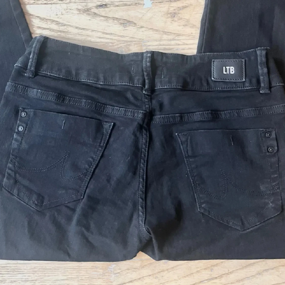 Svarta lågmidjade jeans  - 1