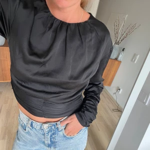 Blus - Säljer denna fina helt oanvända blus från Gina Tricot i storlek 38. Lite satinliknande material. Lite resår/indragen midja o detaljer vid armarna. En knapp bak i nacken 🌸 säljer för 120kr