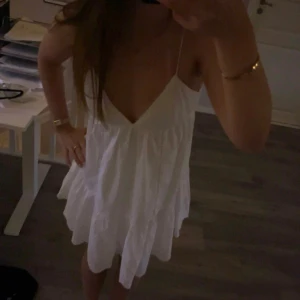 Vit kortklänning från Zara  - Superfin kortklänning med tunna axelband, v-ringning och broderade detaljer. Slutsåld klänning från Zara som jag inte får användning för. Endast använd ett fåtal gånger.