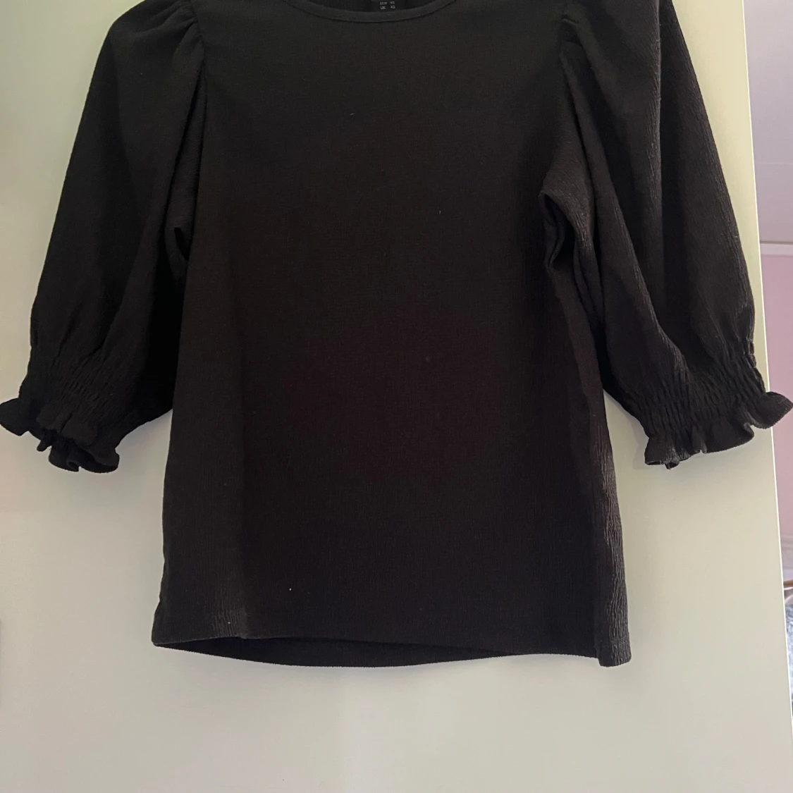 Svart blus med puffärm från Lindex