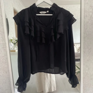 Svart blus  - Superfin blus från Kappahl i storlek xs (Passar även S). Fint skick! 