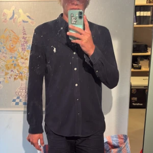 Mörkblå skjorta från Ralph Lauren M - Snygg mörkblå skjorta från Ralph Lauren i modellen Featherweight Mesh. Skjortan är i fint skick och i strl M. Bara att höra av sig om man har några frågor👍
