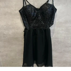 Finaste fest klänningen!!  - Säljer den finaste fest klänningen ever!! För fin För att bara hänga i garderoben🖤 Märkt L men liiten skulle jag säga, så mer M. Kanske att S kan ha den också ev.