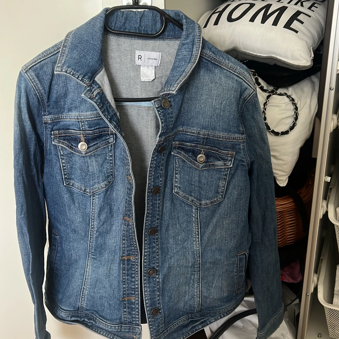 Klassisk blå jeansjacka från Reserved