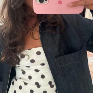 mörkblå jeansjacka - ursnygg kort mörkblå jeansjacka, älskar den men får tyvärr inte tillräckligt med användning för den🩷🩷finns byxor som matchar både på hm och Gina! (Första bilden är lånad)