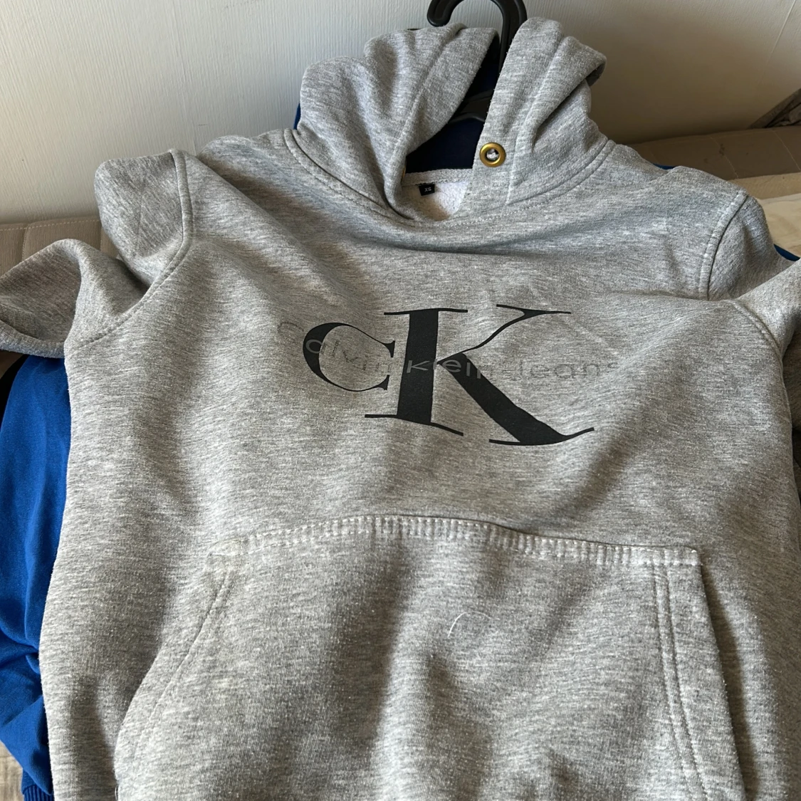 Grå Calvin Klein hoodie med logga