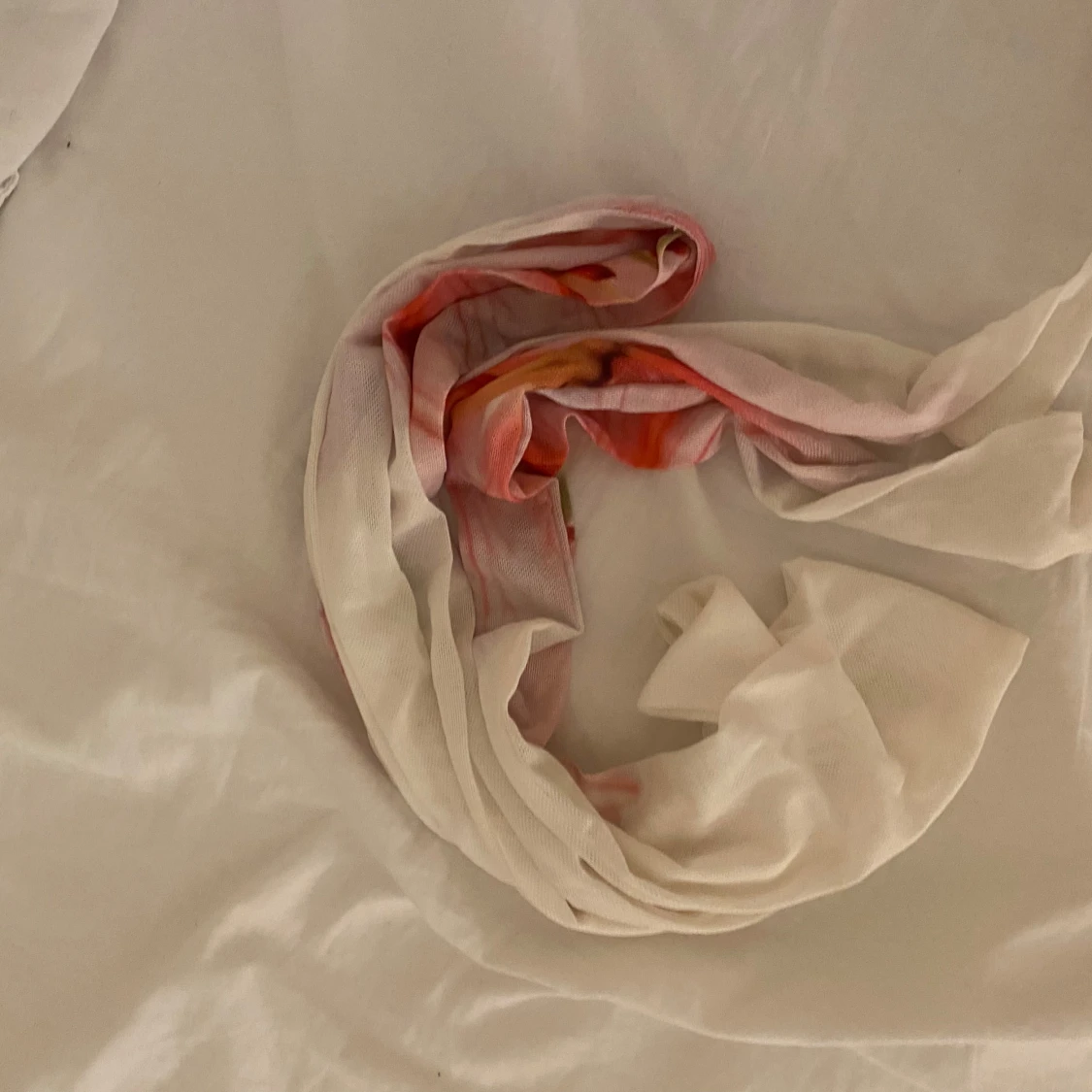 Vit blommig långklänning med scarf - 2