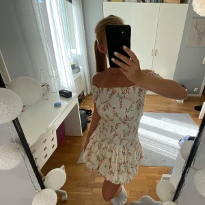 Klänning  - Söt klänning med balong kjol 