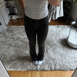 Lowwaist bootcut zara - Dagen har kommit så det är dags att skeppa iväg mina bästa jeans. Ett par gråsvarta lågmidjade bootcut jeans från Zara i storlek 32. Byxorna har några skavanker som visas på bilderna men helheten är fortfarande densamma.😇🥰