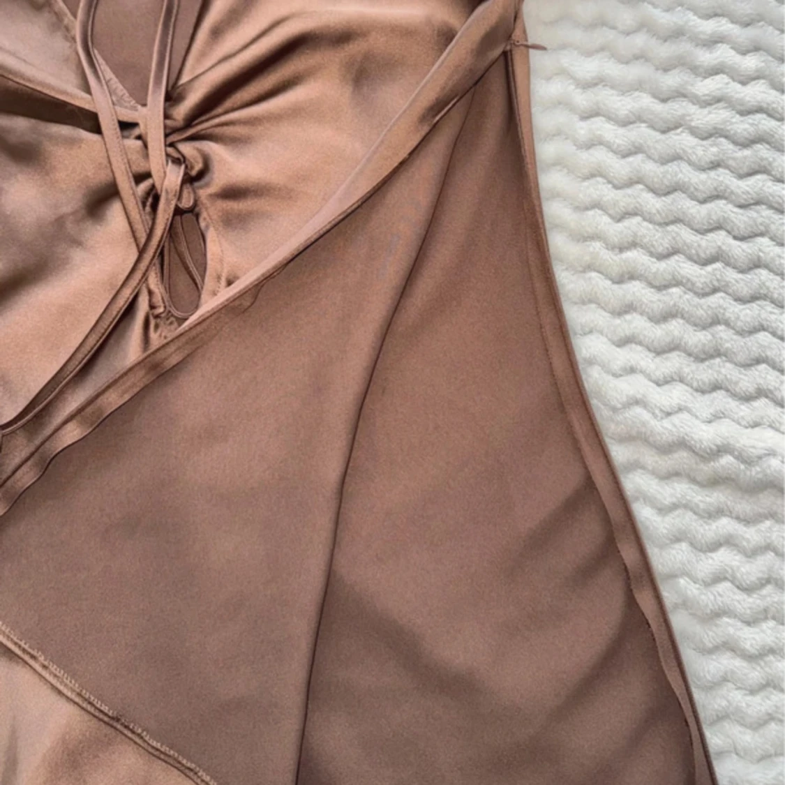 Brun omlottopp i satin från Zara - 3