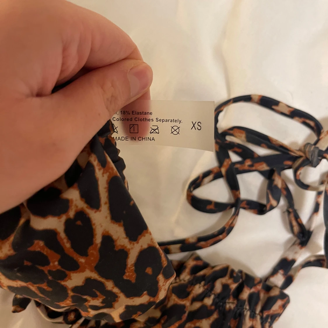 Leopardmönstrad bikini med snörning XS - 1