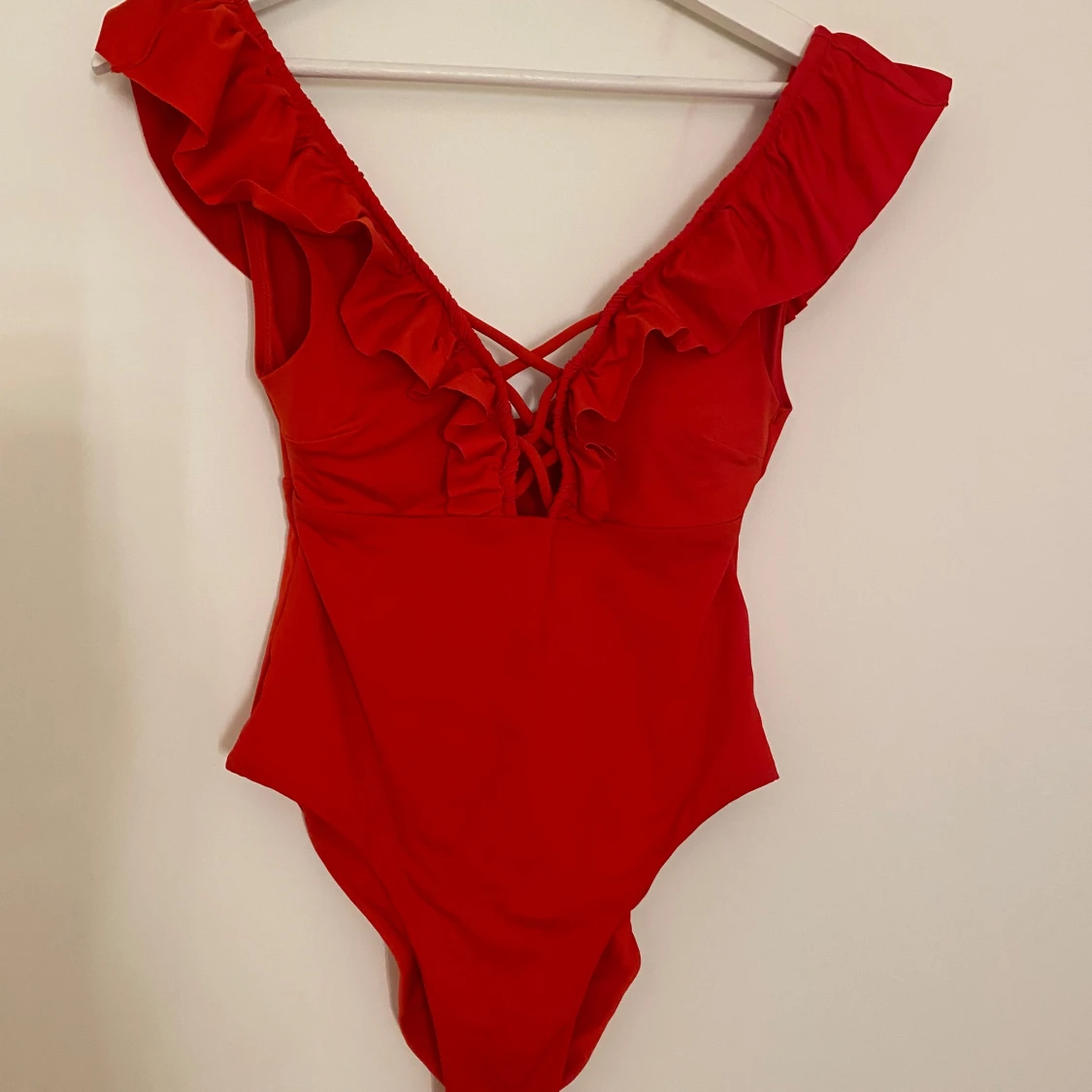 Röd baddräkt med volang och snörning