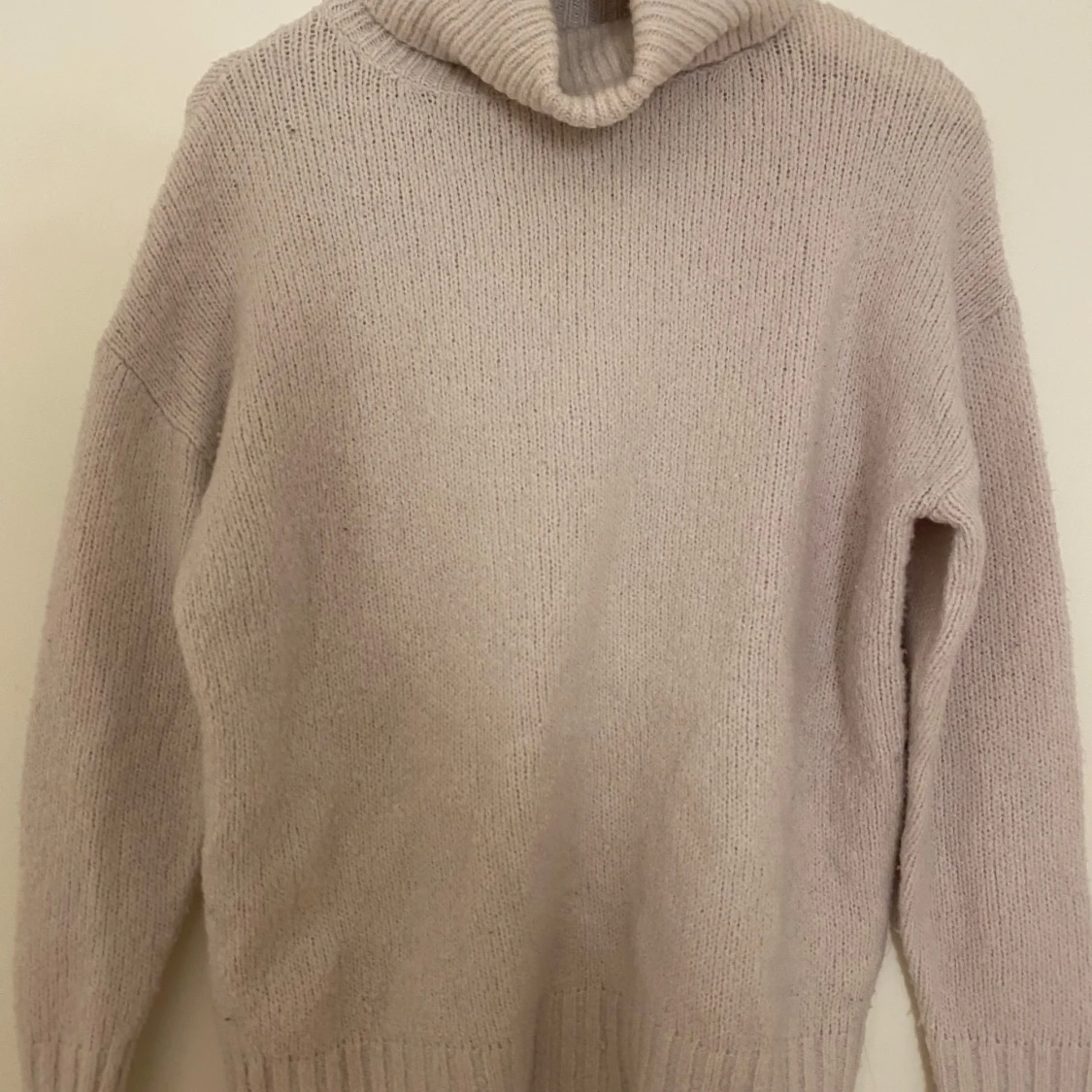 Beige stickad polotröja 