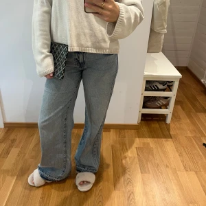 Ljusblå wide jeans med rak passform - Säljer ett par ljusblå jeans med breda ben och rak passform. Jeansen har klassisk femficksdesign, normal midja och är tillverkade i denim. Perfekta för en avslappnad och trendig look.