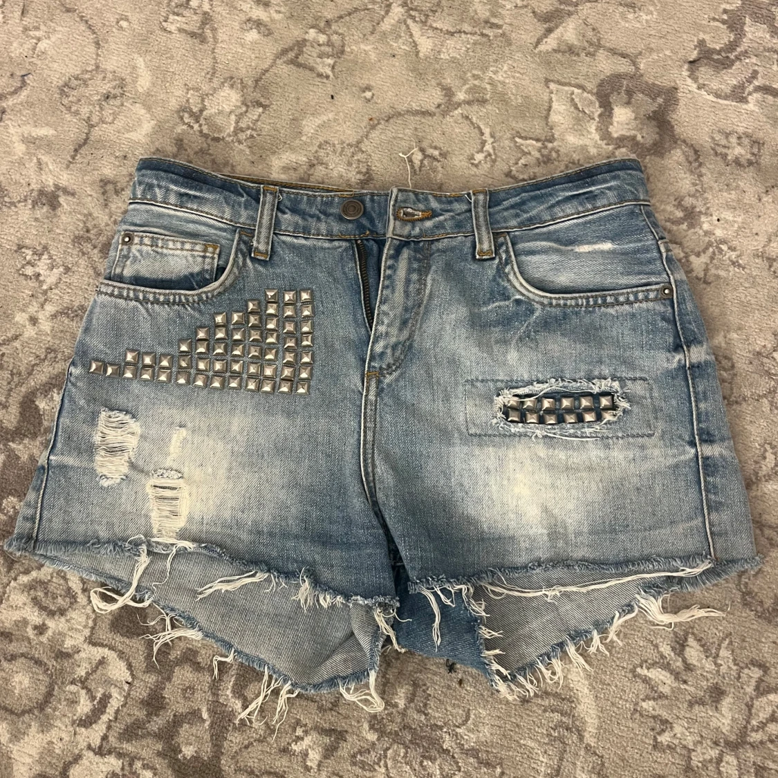 Jeansshorts med nitar från g perfect jeans