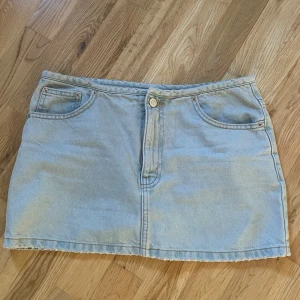 Jeanskjol - Kort ljusblå jeanskjol som passar storlek S/M. Perfekt för sommaren. Säljer pga att den inte används💕priset kan alltid diskuteras!