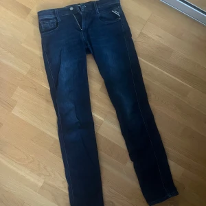 Replay Anbass slim jeans mörkblå - Snygga mörkblå Replay Anbass jeans i slim fit med klassisk femficksdesign och dragkedjegylf. Endast använda ett fåtal gånger med inga defekter. Nypris ca 1000kr, mitt pris 300