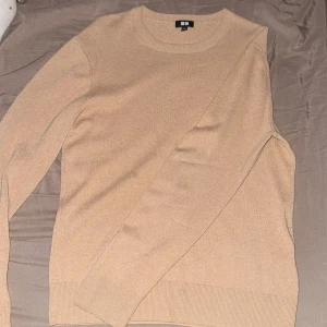 Beige kashmirtröja från Uniqlo - Säljer en beige kashmirtröja från Uniqlo i storlek S. Tröjan har långa ärmar och är supermjuk och skön. Tröjan är använd några gånger men inga fläckar eller något, bara ett litet hål på vänstra armen som man kan se på sista bilden. Pris kan diskuteras och var inte rädd att skriva, fler bilder kan också skickas om det behövs!