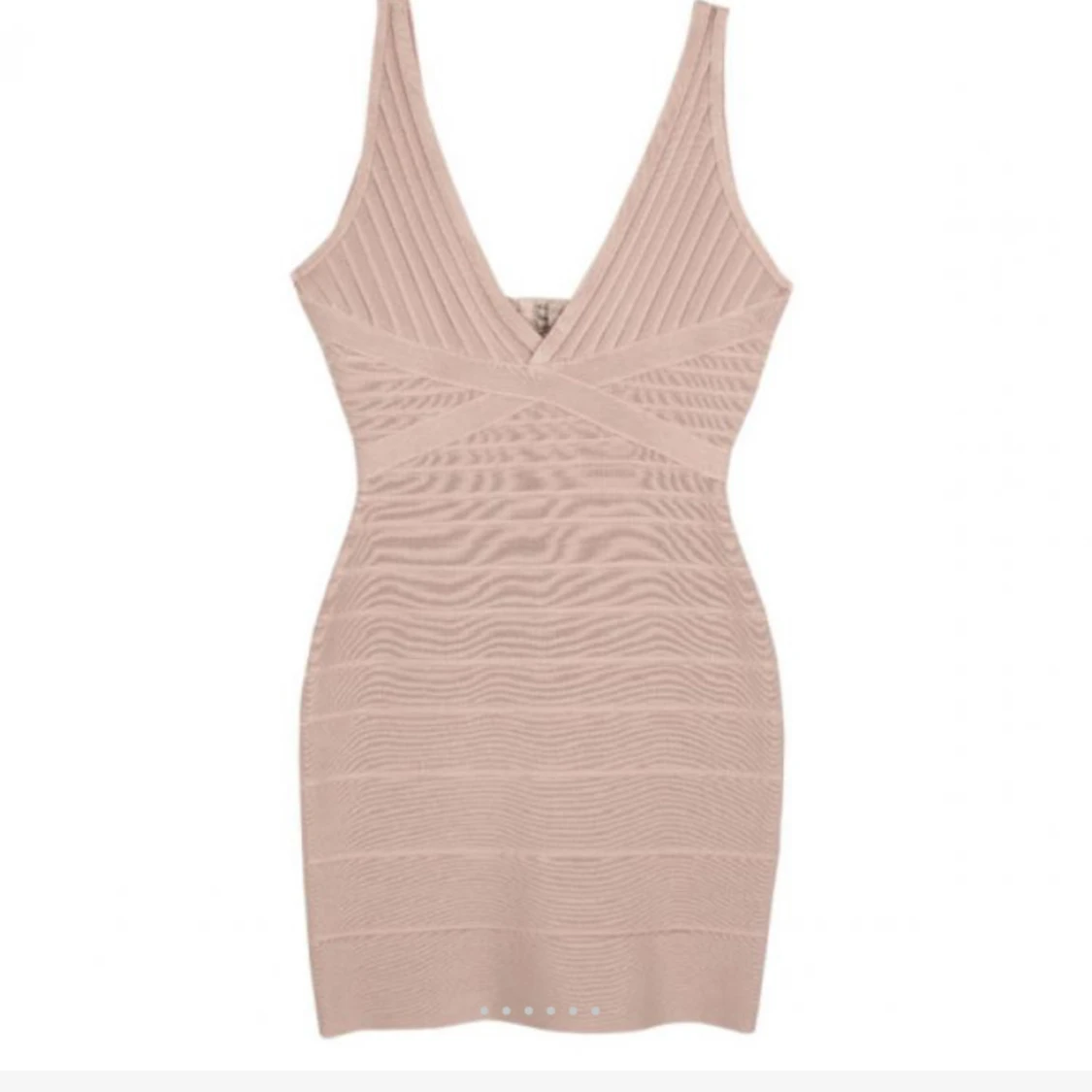 Beige tight kort klänning med v-ringning