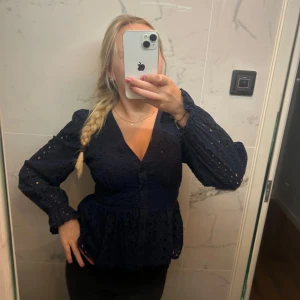 Mörkblå blus - Jättegullig marinblå blus fårn bubbelroom med knappar. 