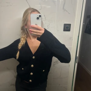 Stickad kofta - Stickad svart kofta från HM med guldknappar. 