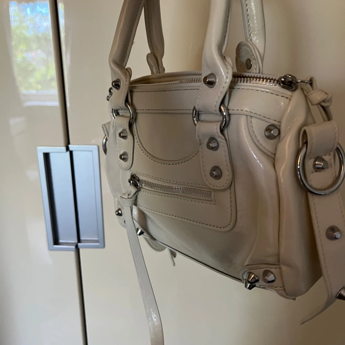 Beige handväska med nitar och dragkedja - 1