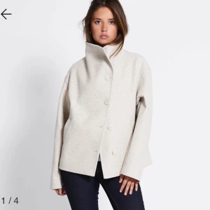 Beige kappa - Säljer denna beiga korta kappa ifrån lager 157. Den är helt ny, med prislapp kvar. Egna bilder skickas vid intresse🙌🏼💕