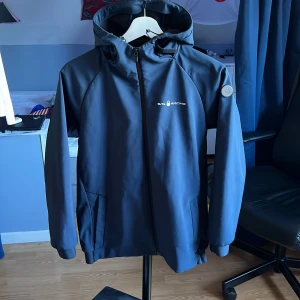 Sail racing jacka - En marinblå sail racing jacka i storlek 176 (skulle säga att den passar S). Mycket fint skick!