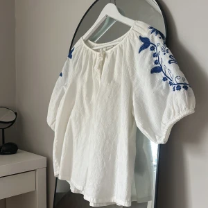 Vit blus med blåa detaljer  - Säljer min vita blus från JDY då den inte kommer till användning. Köpt för 450kr men säljer för 280. Storlek S💕 vid frågor så är dey bara att höra av sig!