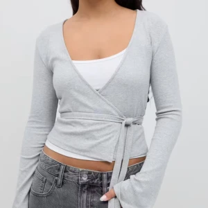 Wrap top - Ljusgrå wraptop från Gina tricot💕