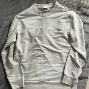 Lacoste Grå Sweatshirt Storlek M - Lacoste Grå Sweatshirt Storlek M säljs då jag fick den i present och den inte passade mig 
