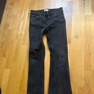 Svarta bootcut jeans från 157, S - Svarta jeans från 157 i bootcut-modell med klassisk femficksdesign och dragkedja. Jeansen har en snygg mörk tvätt och raka ben som slutar i lätt utsvängd form. Perfekta för dig som gillar en tidlös och clean look.