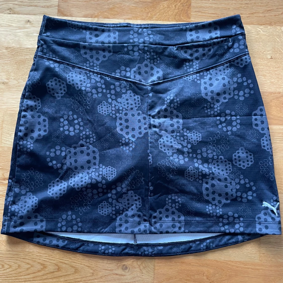 Svartgrå golfkjol från Puma med mönster