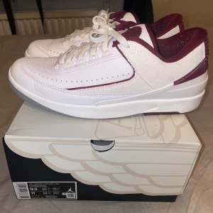 Jordan 2 Retro Low Cherrywood - Säljer ett par Jordan 2 retro low cherrywood, skickas med shoeboxen.