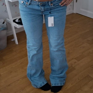 Lågmidjade jeans - Säljer ett par 90's bootcut jeans från 157 i ljusblå denim. Modellen är lågmidjad med bootcut-ben och kortare längd. Aldrig använda, med prislapp kvar. Storlek 25-26 i midjan. Nypris 400 säljer för 250. Har ett par likadana i mörkblå, kolla profil