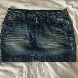 Jeanskjol💞 - Snygg blå jeanskjol från QS by s.Oliver! Har själv aldrig använt den då den var för stor, men jag köpte den på Vinted så är inte säker på hur använd den är. Midjemåttet är 43 o längdmåttet är 34, det finns två små fläckar vid gylfen ungefär men det är inget man märker när den sitter på, det står att det är storlek 38 men skulle mer säga att det är 40💞