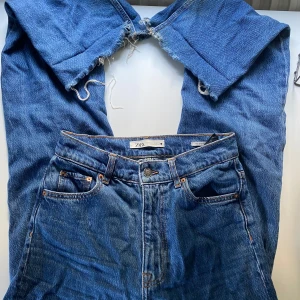 Blå jeans från Zara med rå kant - Högmidjade raka jeans från zara. Obs fransarna är tänkta att vara där 