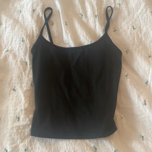 Svart linne  - Säljer en svart, stilren linnetopp med tunna axelband och rak skärning. Toppen är figurnära och passar perfekt till jeans eller kjol. Materialet känns mjukt och stretchigt, vilket gör den superbekväm att bära. En klassiker i garderoben för dig som gillar minimalistisk stil. Skriv gärna om du undrar något!!💕