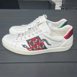 Gucci ace -  Tjena, säljer nu dessa riktigt snygga och populära Gucci Ace i mycket bra skick. Endast skorna ingår. Hör av er vi frågor och funderingar🙌🤝