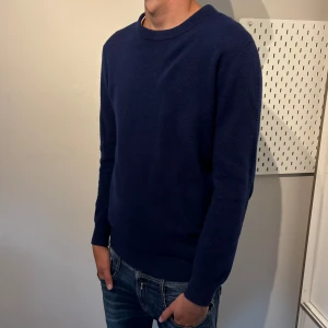 Merinoull Sweatshirt - Säljer denna riktigt feta tröjan i 100% merinoull, Perfekt nu till hösten!💯Skick: 9/10 använd men utan några defekter. Modellen på bilden är 185 men den är lite kort i längd samt armar så passar nog någon kortare bättre‼️Tveka inte på att skriva om du har några frågor eller funderingar🙏