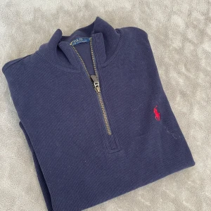 Ralph lauren sweater - 𝗥𝗮𝗹𝗽𝗵 𝗟𝗮𝘂𝗿𝗲𝗻 𝘀𝘄𝗲𝗮𝘁𝘀𝗵𝗶𝗿𝘁 – 𝗺𝗮𝗿𝗶𝗻𝗯𝗹å, 𝘀𝘁𝗿𝗹 𝗠               Snygg och tidlös Ralph Lauren-tröja i marinblå, sitter som en vanlig M. Stickad i mjuk bomullsblandning som gör den både bekväm och hållbar. Mycket fint skick utan fläckar eller hål. Perfekt för kyliga sommarkvällar eller under vårjackan. Passar både till vardags och lite mer uppklätt.  Mått: Axelbredd 43cm och krage till nedre kant 69cm. Skickas mot frakt eller hämtas i Göteborg. Hör gärna av dig vid frågor eller om