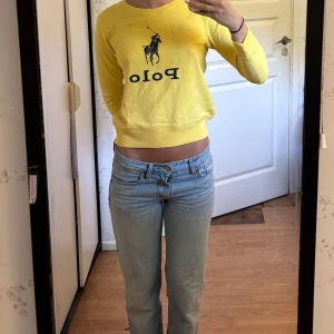 Gul sweatshirt från Polo Ralph Lauren - Säljer min fina gula sweatshirt från Polo Ralph Lauren för tånåring från 12-14 år i L.💕