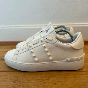 Valentino rockstud sneakers  - Säljer nu dessa fina valentino skor | Nyskick | Storlek 38 | Kvitto ingår som intygar äktheten | Hör gärna av er vid frågor eller funderingar 