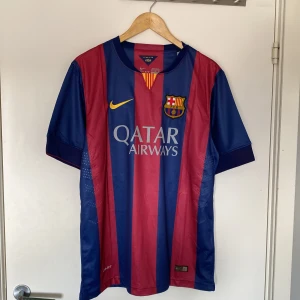 FC Barcelona Messi 10 Nike fotbollströja XL - Säljer en officiell FC Barcelona matchtröja från Nike i storlek XL, med Messi 10 på ryggen. Tröjan är randig i blått och rött med gula detaljer, broderat klubbmärke och Qatar Airways-tryck på bröstet. Den är i nyskick lappar sitter även kvar. Storleken är XL och funkar till folk som är 180-185 cm lång.