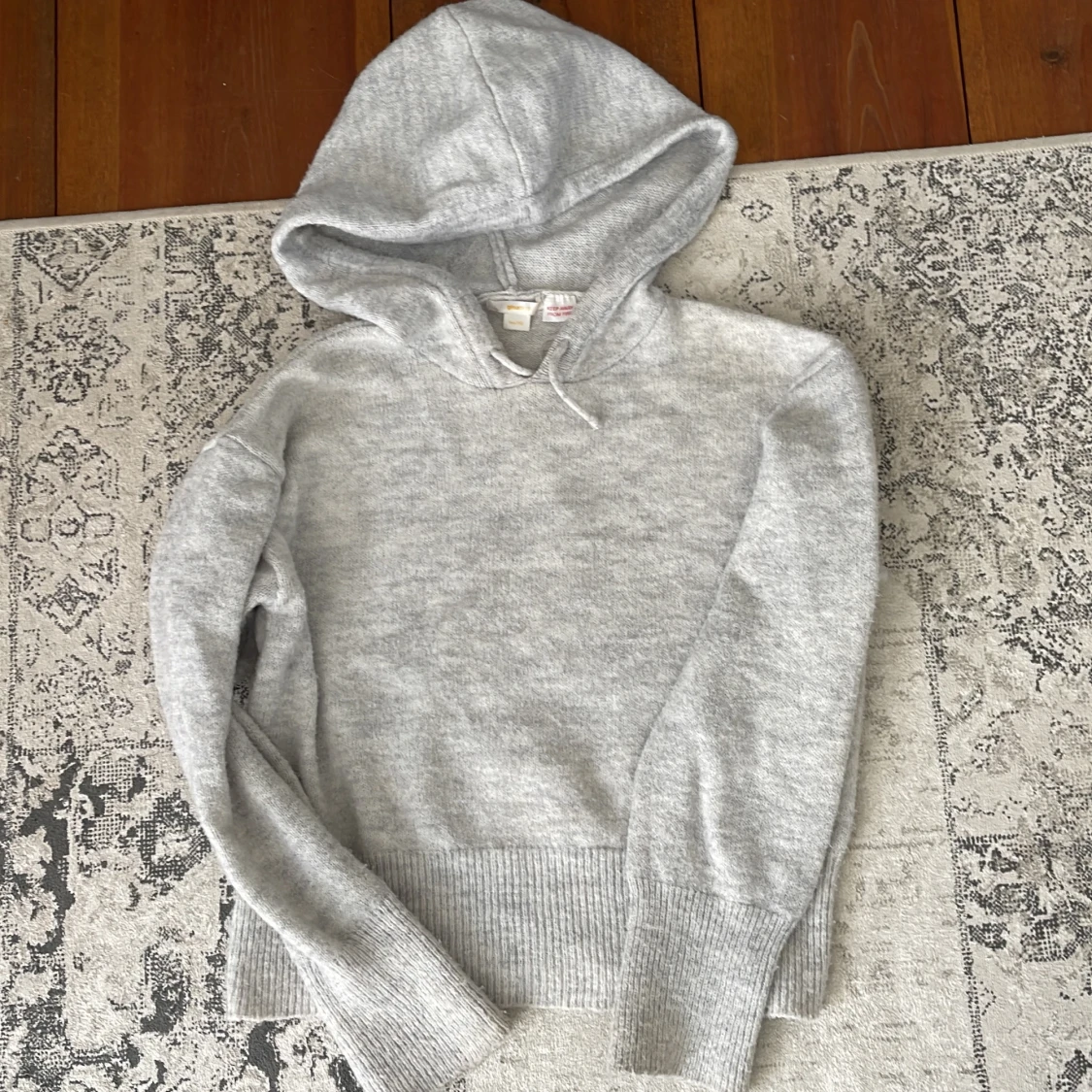 Grå hoodie från Gina Tricot