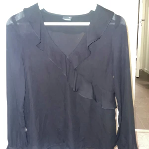 Svart blus från ginatricot - Svart snygg blus från gina tricot. Storlek 34.