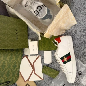 Gucci ace - Intressekoll på ett par ruggigt fina Gucci ace i ny skick med box och allt, köpte på en outlet så den har ett litet jack där sko snöret sitter som knappat syns, skriv vid minsta fråga eller fundering eller om ni vill ha mer bilder🤩kom med bud!!